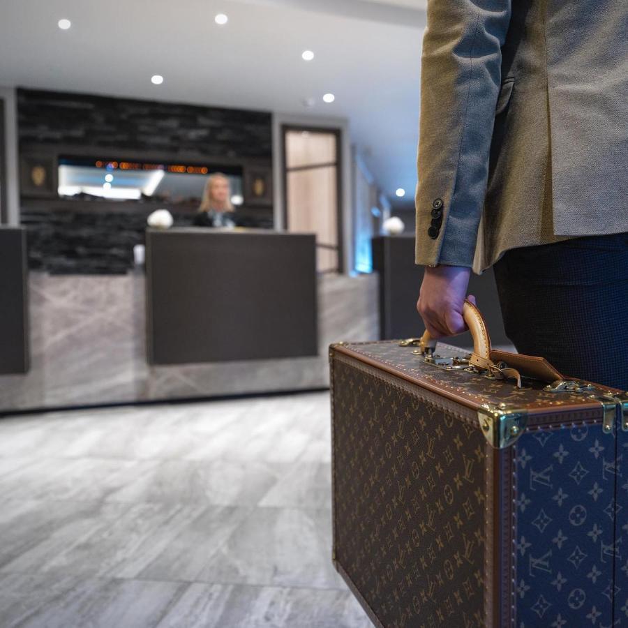 Boulevard Hotel 블랙풀 외부 사진 A guest checking in at a hotel