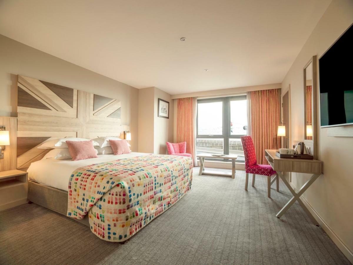 Boulevard Hotel 블랙풀 외부 사진 A bedroom at the Hilton London Heathrow